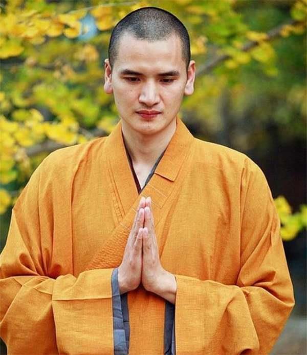 "中国最帅和尚"释明心:拒当富二代女婿,因一首歌遁入空门,你怎么看?